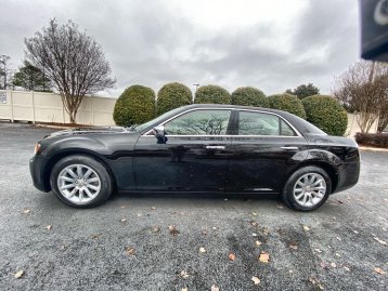 Chrysler 300's photo